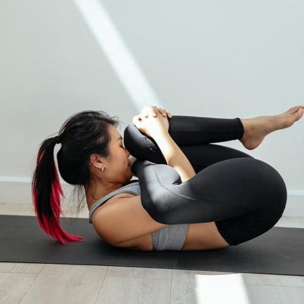 Apanasana, la postura de yoga que necesitas para acabar con los dolores de espalda y mejorar la circulación