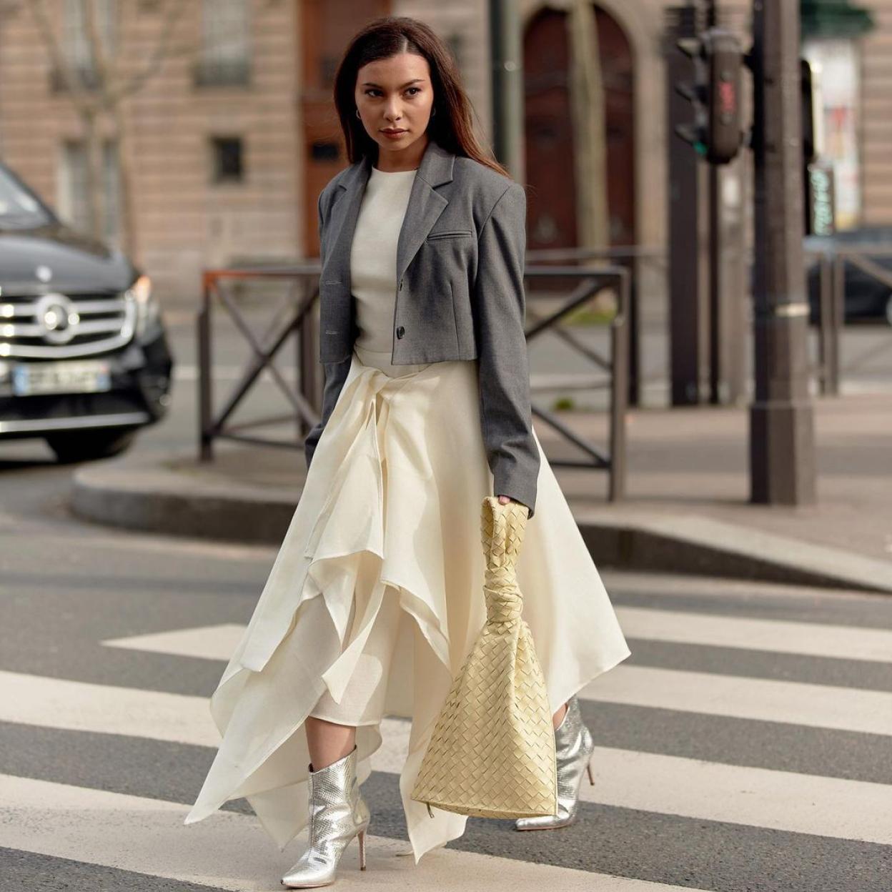 Blazer cropped: la prenda infalible para no complicarte la vida con el look de tu cena de empresa