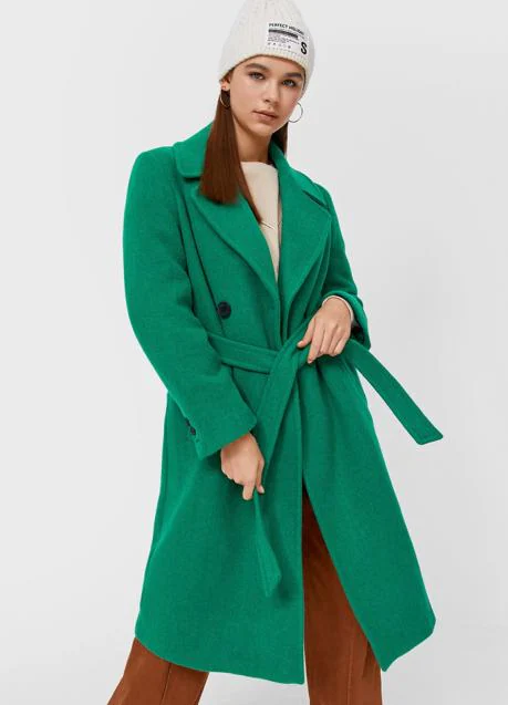 Monopolio Bibliografía cortar El abrigo en el color tendencia de la temporada ha llegado al low cost con  un diseño favorecedor que va a arrasar | Mujer Hoy