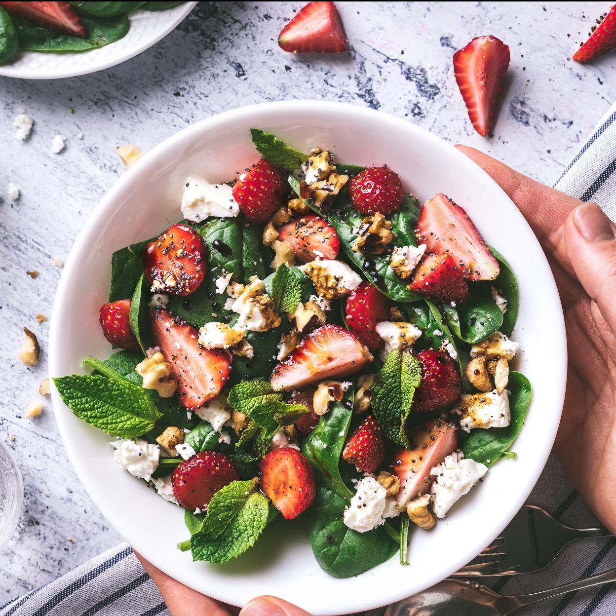 Uvas, manzanas, naranjas o fresas: las frutas ideales para una cena ligera con una ensalada deliciosa y sana