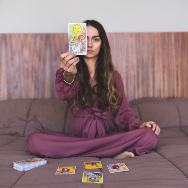 Las predicciones de los arcanos del tarot para este verano: vigila tu ego y prepárate para vivir el amor de tu vida