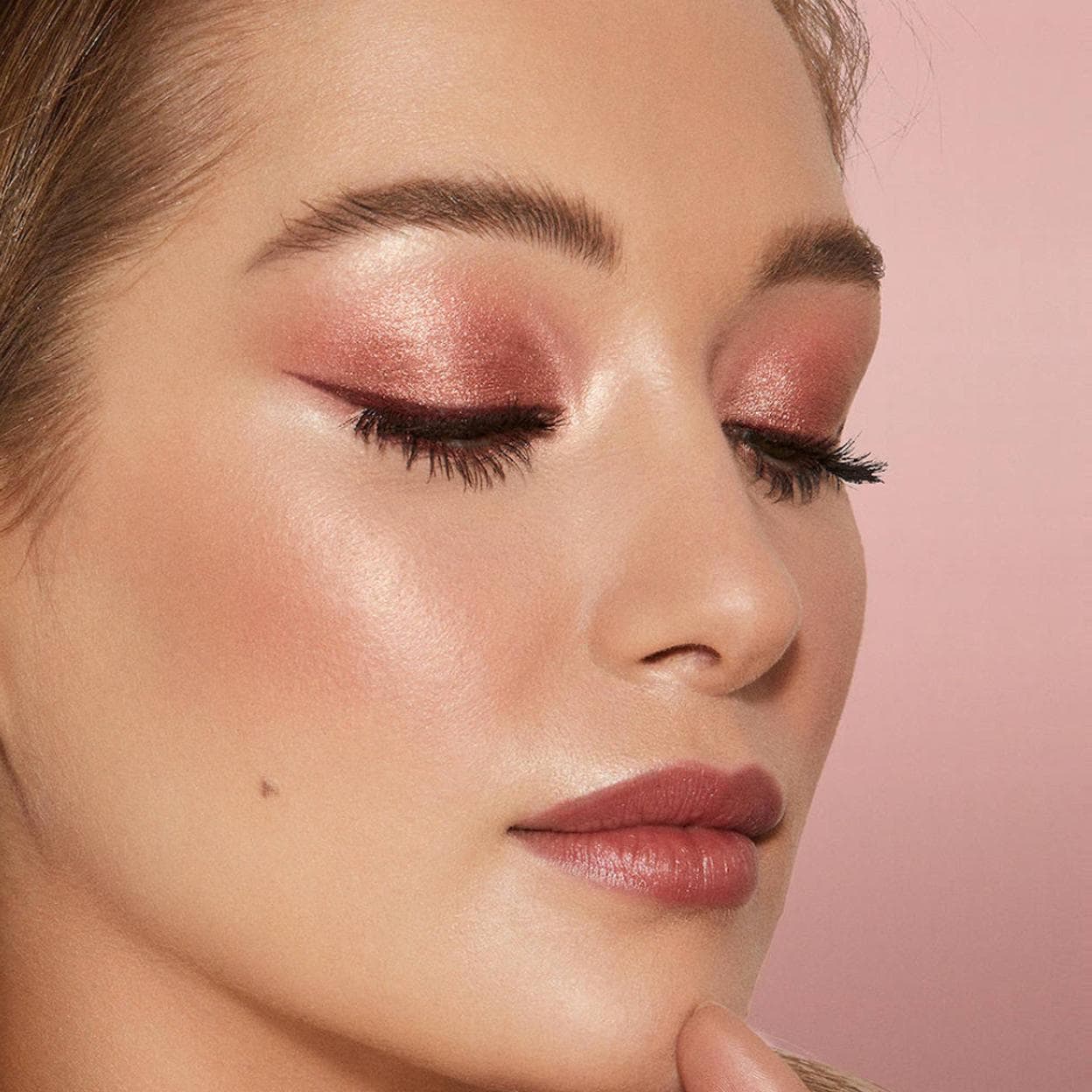 El truco para conseguir un maquillaje con efecto glow es una sombra de ojos  rosa de acabado nacarado