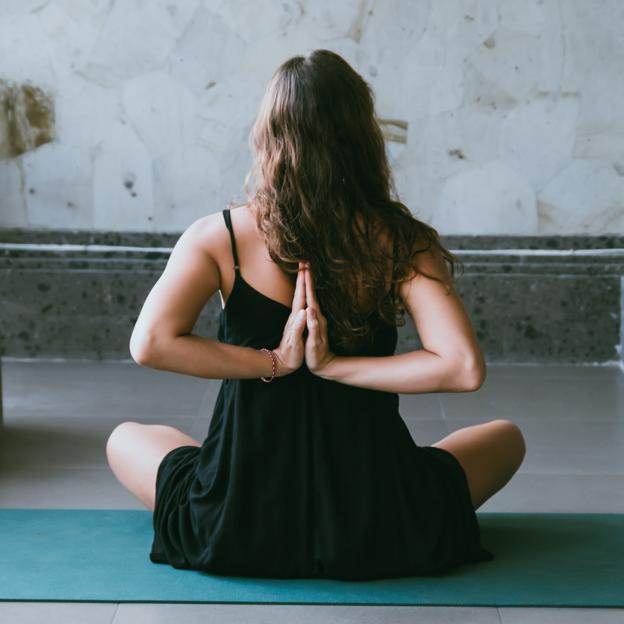 De la bicicleta al yoga: cinco ejercicios diarios que te van a ayudar a gestionar el dolor