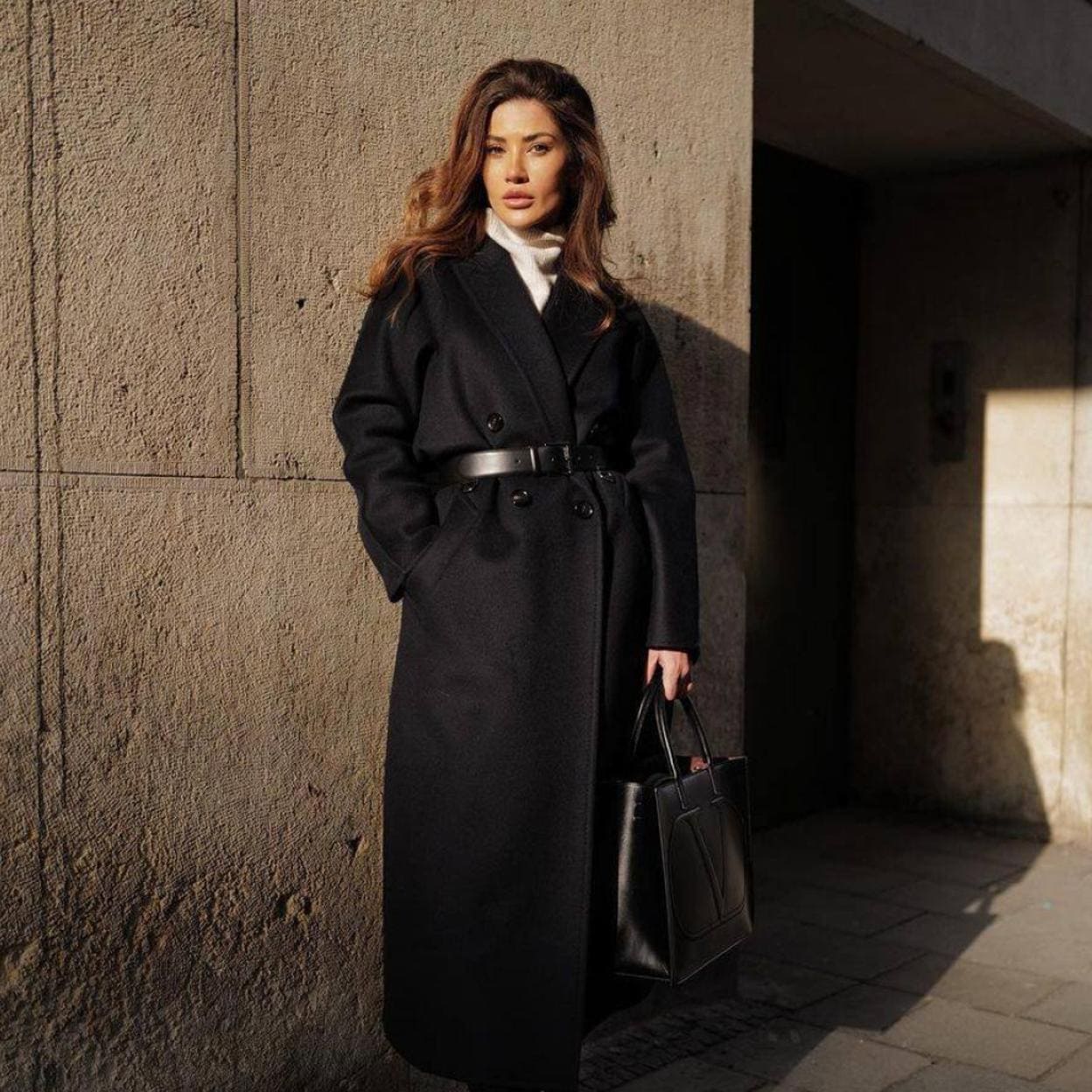 Un abrigo con es el truco infalible para marcar la silueta y estos son los más bonitos de las rebajas de invierno | Mujer Hoy