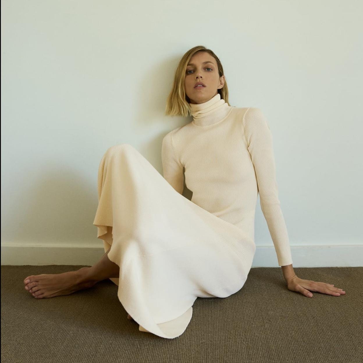 El vestido de punto de la nueva colección de que hace tipazo y te hará olvidar las rebajas | Mujer Hoy