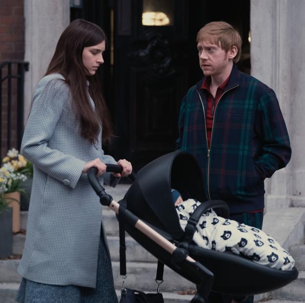 Nell Tiger Free y Rupert Grint en una imagen de Servant.