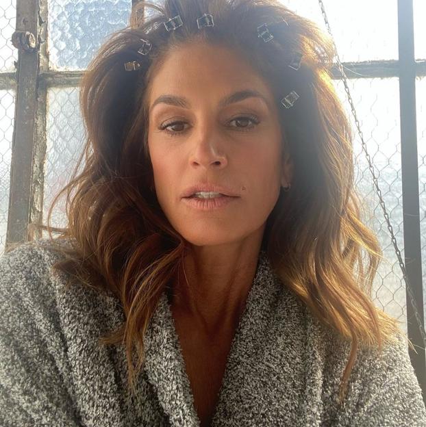 Sabemos cuál es el secreto de Cindy Crawford para dar muchísimo volumen al pelo fino a los 50 (y es muy fácil de hacer)