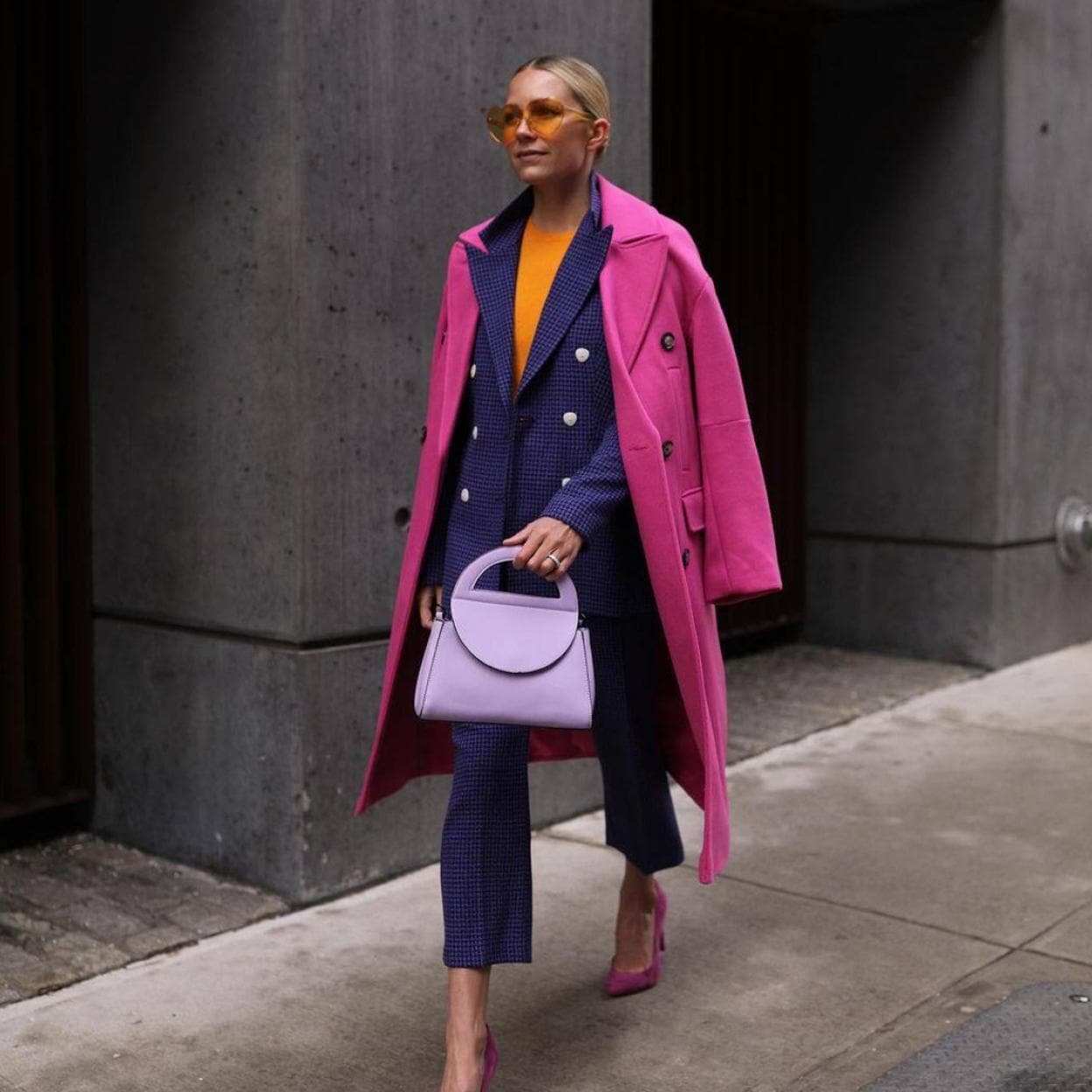 Invierte en un abrigo de pelo rosa y siempre tendrás un look en tendencia  cero aburrido
