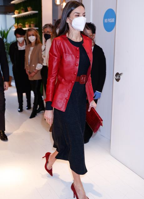 La Reina Letizia copia a Isabel Díaz Ayuso con un vestido de Mango y esta  chaqueta roja tan original que rejuvenece y favorece a partes iguales |  Mujer Hoy