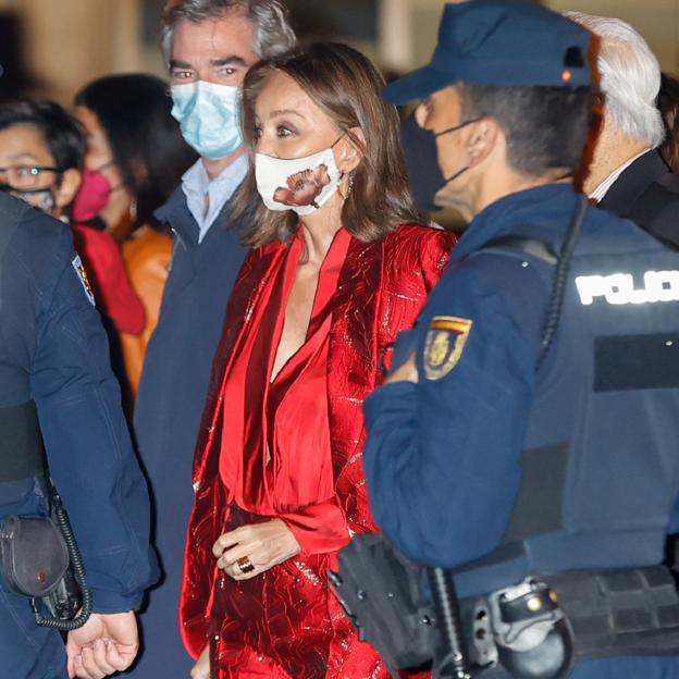 El impresionante y rejuvenecedor look rojo de Isabel Preysler: un traje de chaqueta y camisa satinada que puedes comprar en Zara