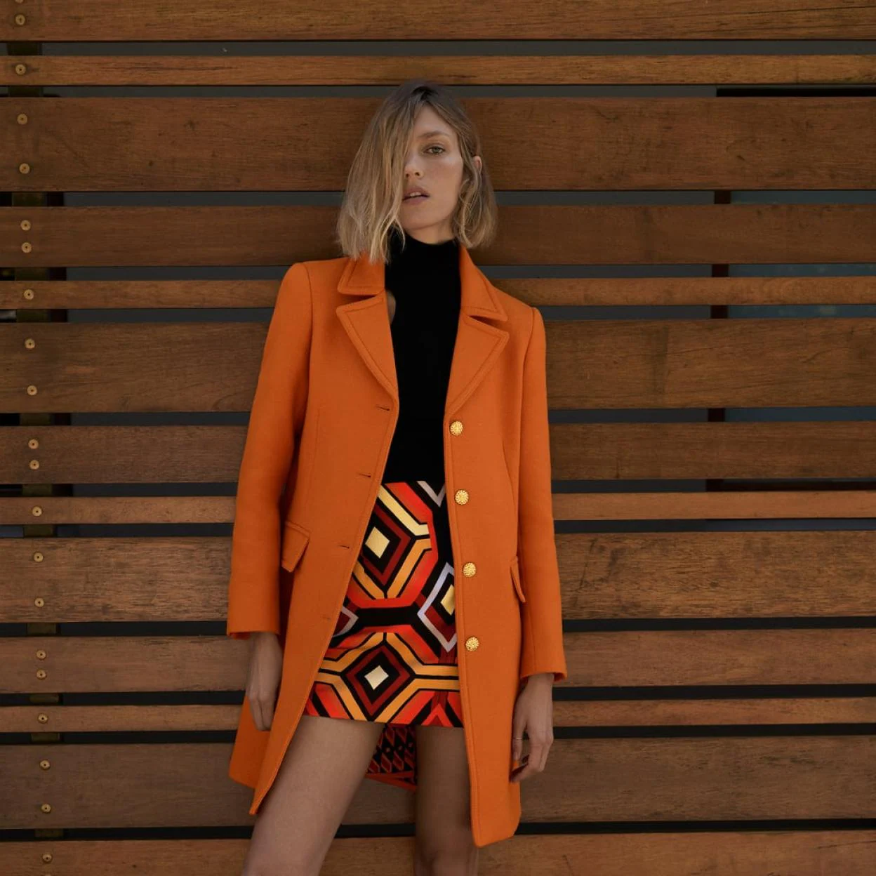 El abrigo más vendido de la nueva colección de Zara apuesta por el color de no te vas a quitar: el naranja Mujer Hoy
