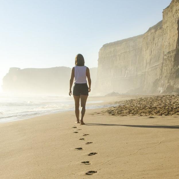 Los muchos beneficios de caminar 15 kilómetros al día: cuántos kilos y cuántas calorías quemas