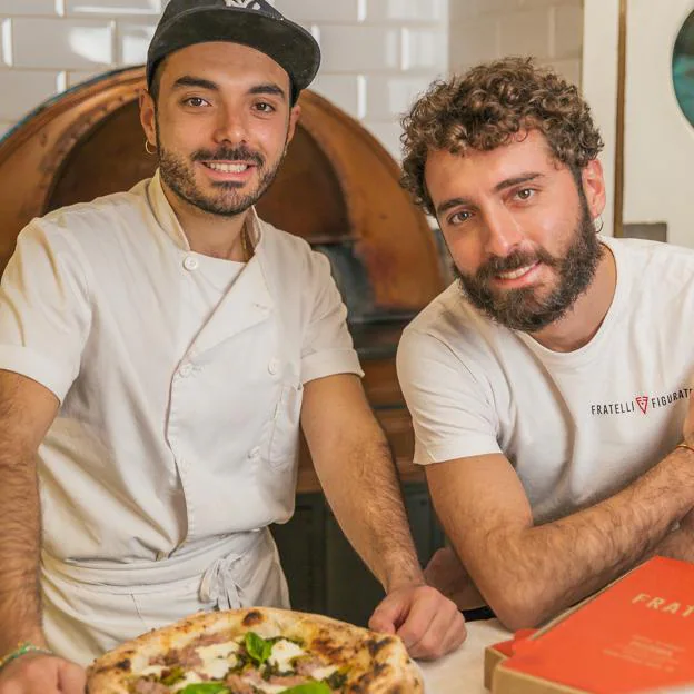 Riccardo y Vittorio, los hermanos Figurato, en una de la cocina de su local en Alonso Cano.
