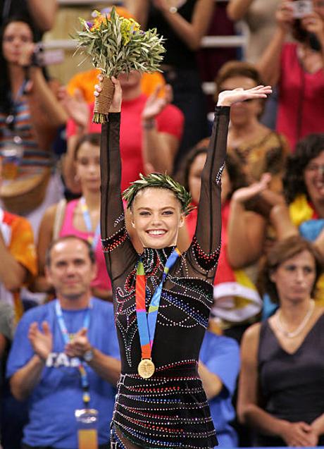 Alina Kavaeva con su medalla de oro en los Juegos Olímpicos de Atenas, en 2004.