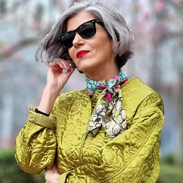 Esta chaqueta de que rejuvenece a los es la más original para el entretiempo: acolchada, satinada y que parece de lujo | Mujer Hoy
