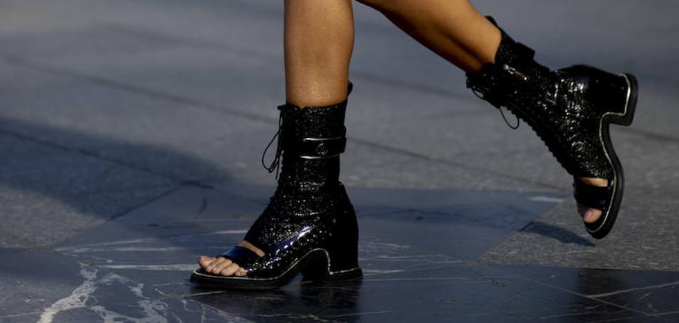 Así son controvertidos botines negros Zara que imitan a unos de lujo: de tacón cómodo y la puntera al descubierto | Mujer Hoy