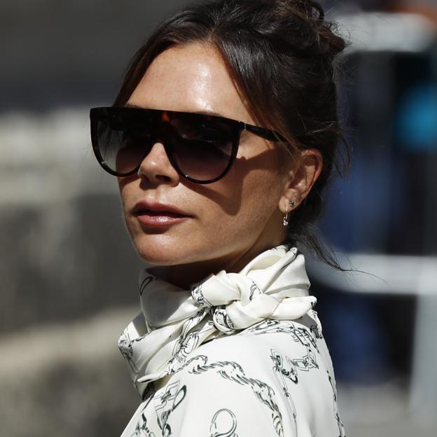 Un gloss que rellena las arrugas de los labios, el truco favorito de Victoria Beckham para un maquillaje antiedad perfecto