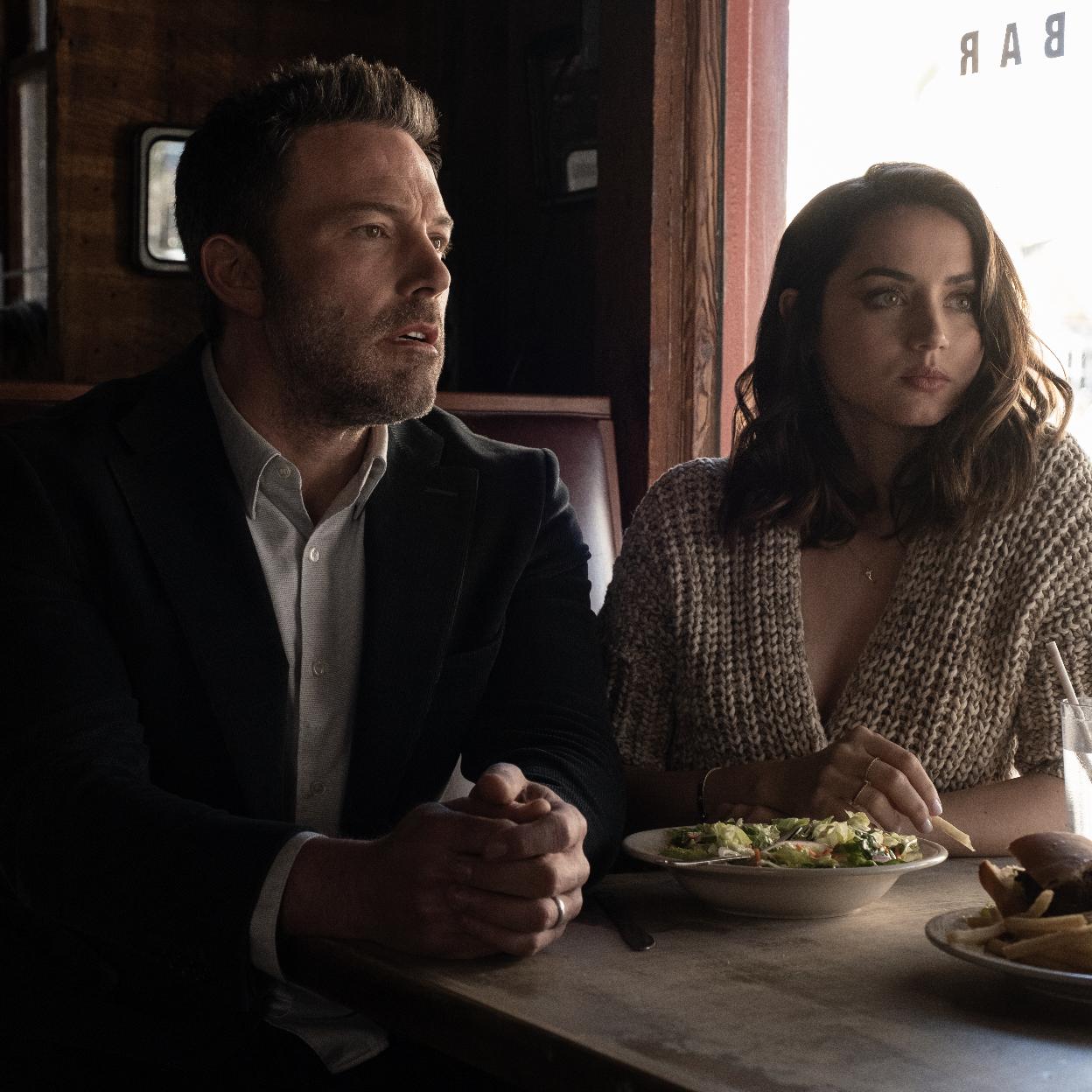 Ben Affleck y Ana de Armas en una imagen de la película Aguas Profundas. /Amazon prime video