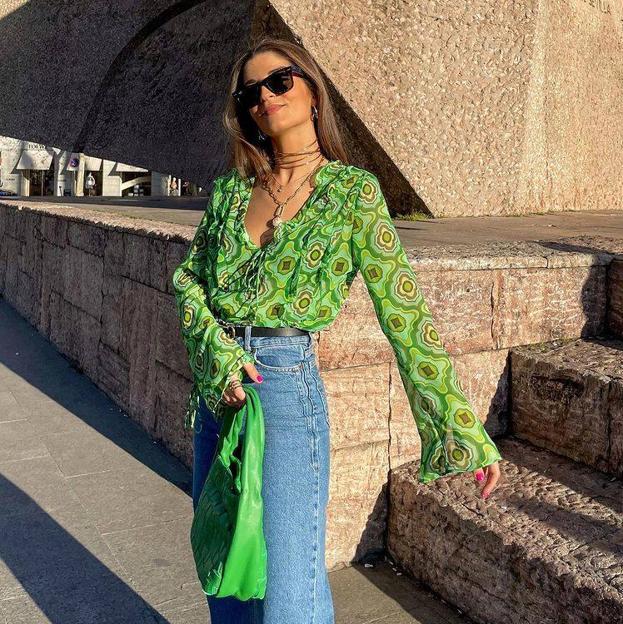 blusas y estampadas super bonitas con las que te verás favorecida en look con vaqueros y arrasan en Instagram | Mujer Hoy