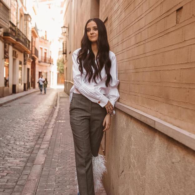 Cómo combinar las zapatillas coloridas que obsesionan a Victoria Federica en todos sus estilismos