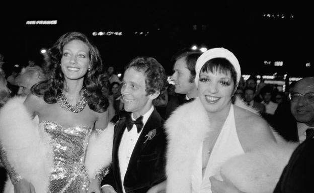 Marisa Berenson con Liza Minnelli y Joel Grey, en el estreno de Cabaret, en París, en 1972.