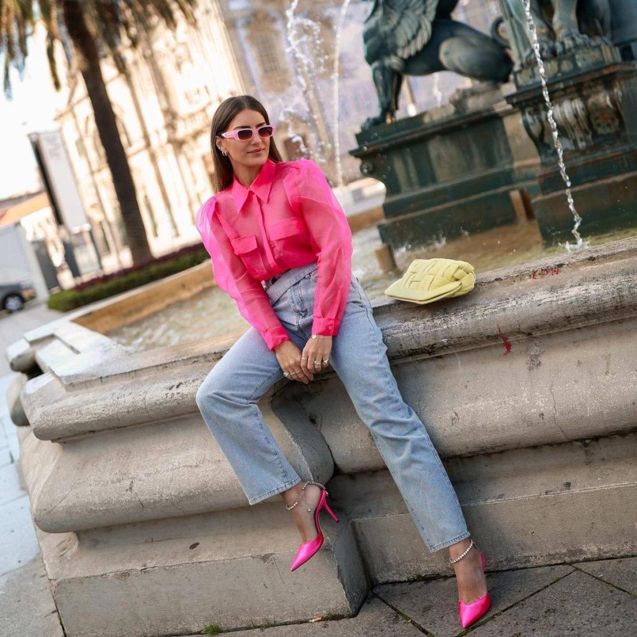 bueno líder espíritu La camisa rosa es la prenda comodín más favorecedora y cómoda con la que  elevar tu look con vaqueros, palabra de influencer | Mujer Hoy