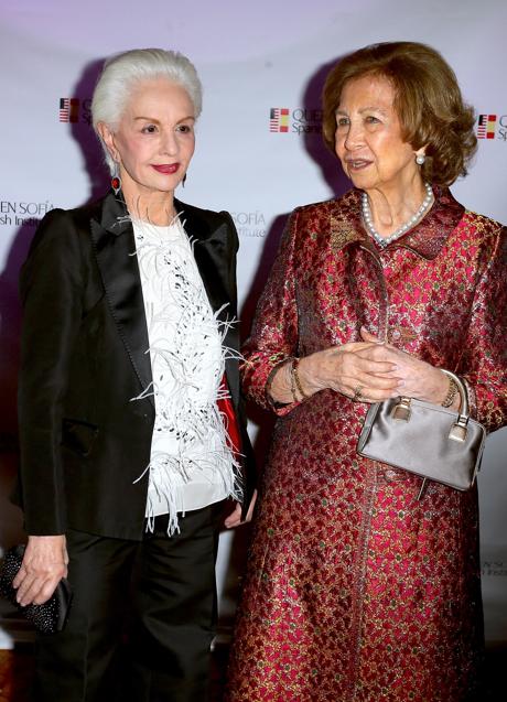 Doña sofía junto a Carolina Herrera. / GTRES