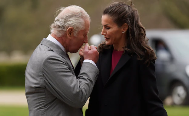 Carlosde Gales saluda cálidamente a la reina Letizia, en su visita al llamado 'Prado del norte', en Durham. 