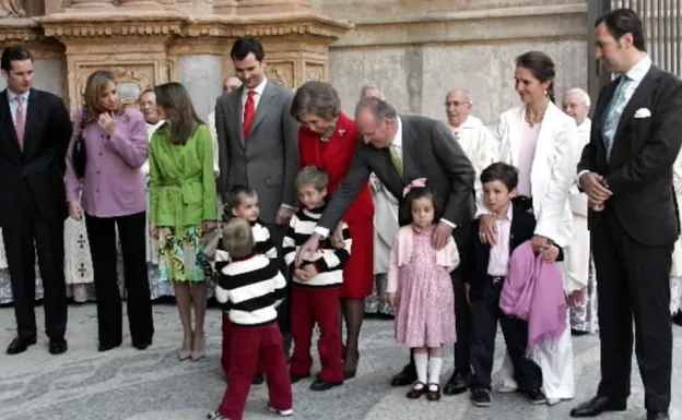 En la misa de Pascua de 2005, tanto doña Letizia como doña Cristina estaban embarazadas. 