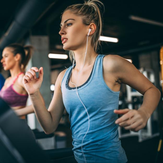 Así funciona el entrenamiento 12 3 30, el ejercicio más viral para adelgazar andando sobre la cinta de correr sin esfuerzo