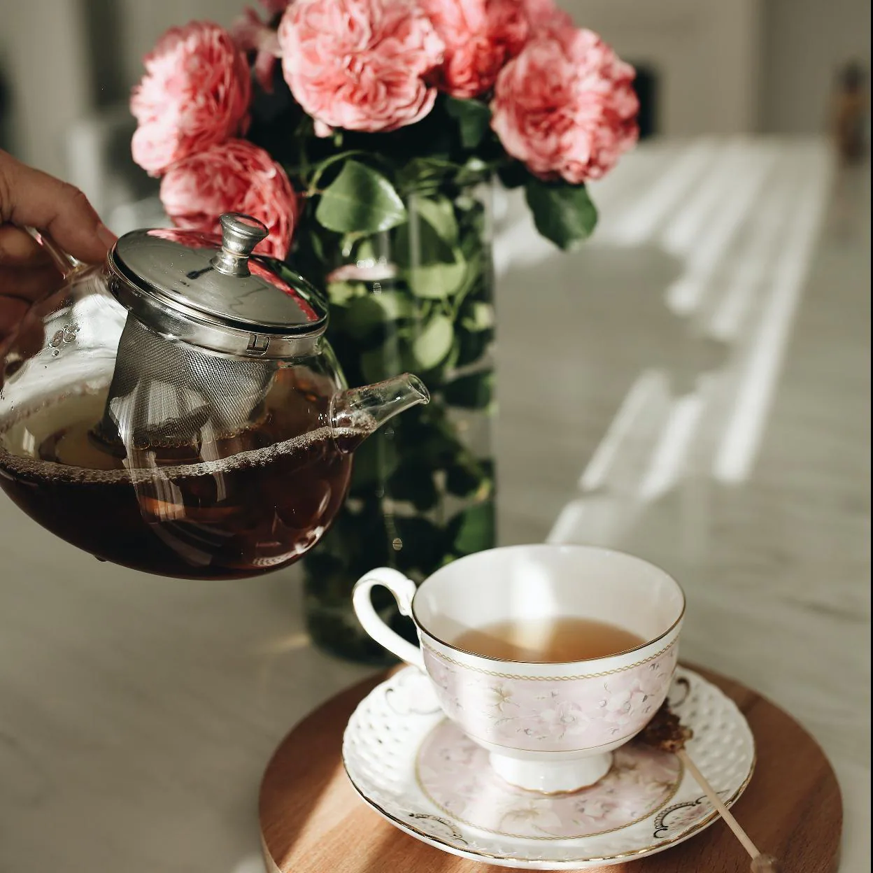 15 beneficios del agua de rosas y cómo prepararla en casa