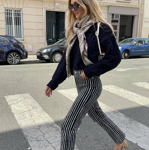 Súmate a la tendencia del pantalón con estampado a rayas, el favorito de las francesas porque aumenta la elegancia de los looks y hace más esbelta la figura