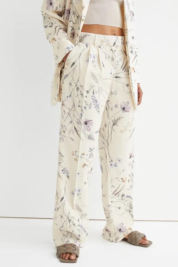 Pantalones estampados muy favorecedores que son tendencia esta primavera