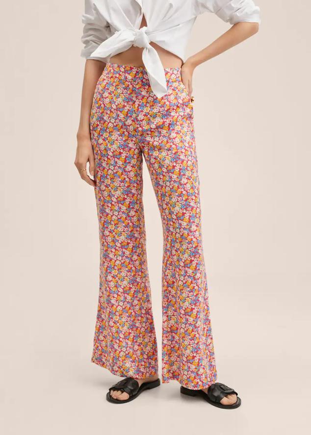 Pantalones estampados muy favorecedores que son tendencia esta primavera