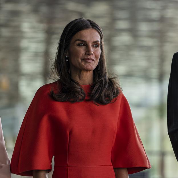 La reina Letizia recupera su vestido naranja de Carolina Herrera más favorecedor 