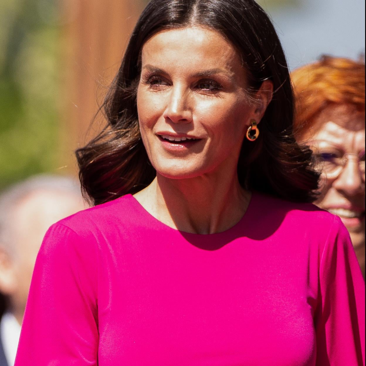 La reina Letizia con vestido rosa fucsia en Valencia./GTRES