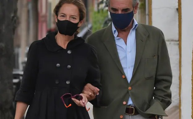 Adriana Torres y Mario Conde, paseando por las calles de Sevilla. 