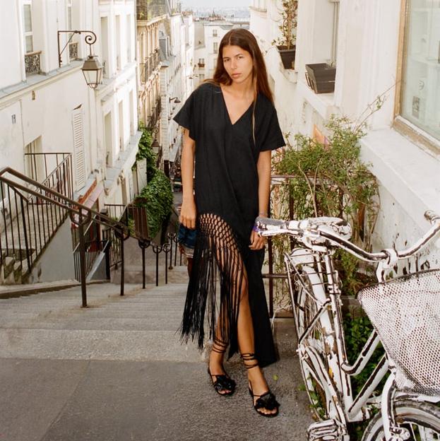 El vestido negro más especial de Zara que no para de agotarse porque es un comodín perfecto para las noches de verano