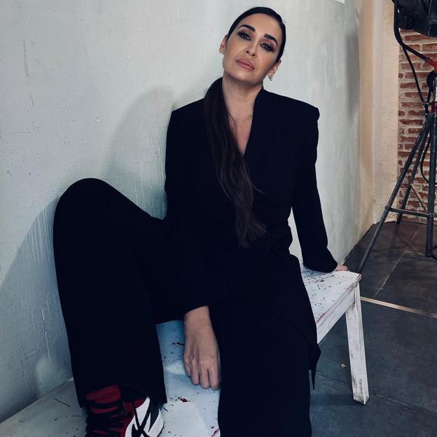 ¿Traje y zapatillas? Vicky Martín Berrocal dice sí y consigue un look tan rejuvenecedor que vamos a copiarlo muy low cost