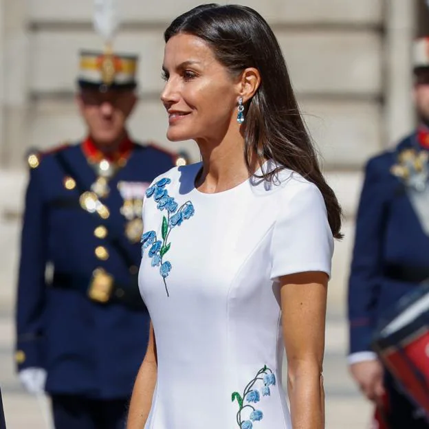 La reina Letizia estrena un vestido blanco muy favorecedor y elegante que puedes comprar en Zara por menos de 25 euros