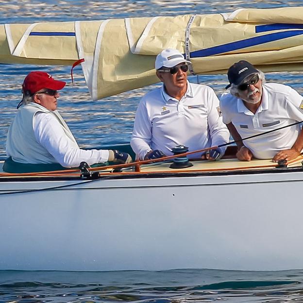 El rey Juan Carlos (de perfil) y Pedro Campos (con gorra blanca) navegando en El Bribón. Si quieres ver la vida del rey en imágenes, pincha en la foto.