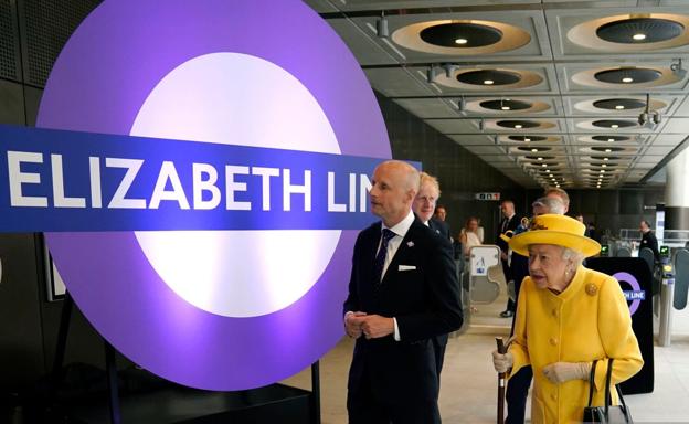 Isabel II en la inauguración de la nueva línea de metro de Londres.