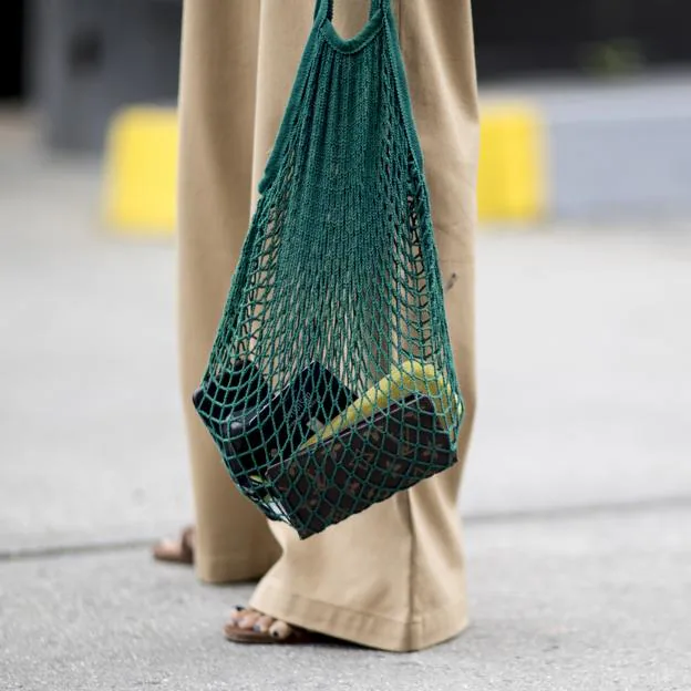 El bolso tendencia de Zara que cuesta menos de 10 euros y que ya usaban nuestras Mujer Hoy