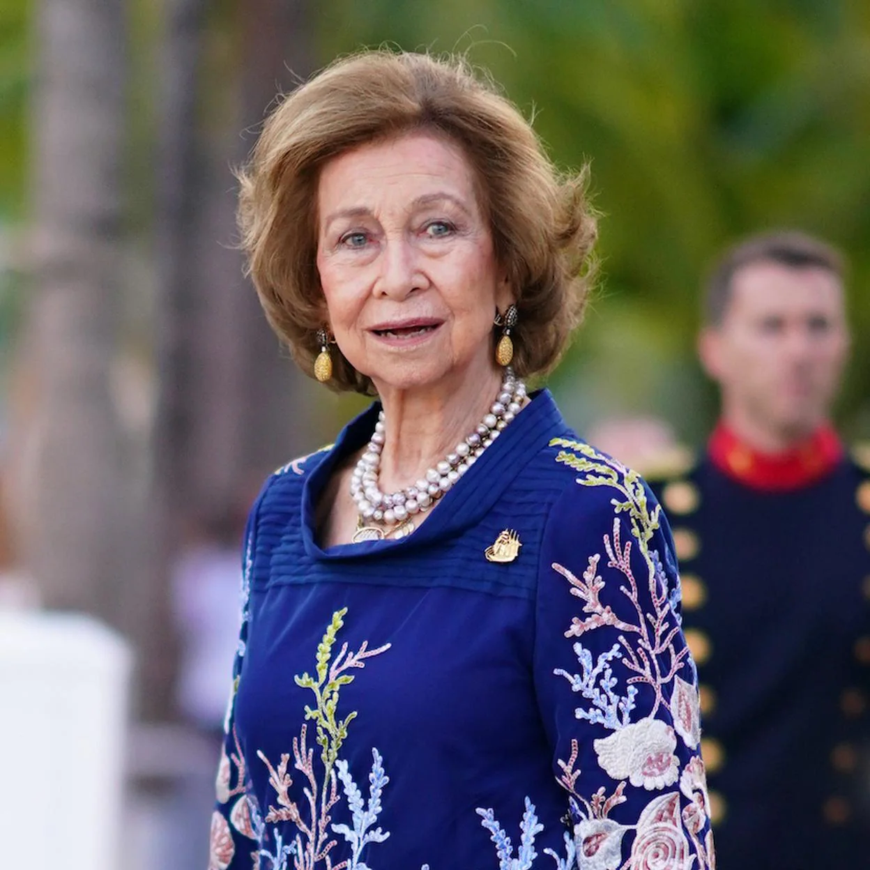 La reina Sofía sorprende con un espectacular vestido azul con bordados de  corales en Miami que rejuvenece, estiliza y demuestra que es la más  elegante de las royals (incluida Letizia Ortiz) |