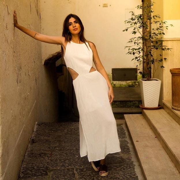 El vestido blanco de Carrefour que ha arrasado en Instagram y que es el look de verano favorito de esta | Mujer Hoy