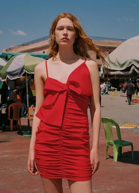 Este vestido de Zara estiliza la figura