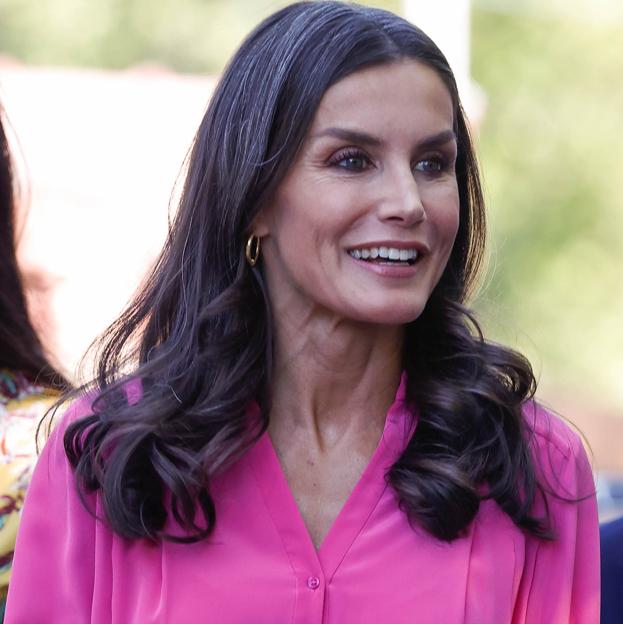 La reina Letizia estrena unas alpargatas de cuña rosas ideales, originales y cómodas en la Feria del Libro que vas a querer copiar