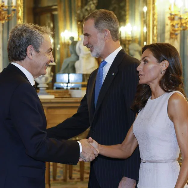 La reina Letizia recupera su vestido midi favorito: así es el diseño verde  de una firma francesa que se puede copiar en Zara