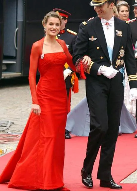 Letizia Ortiz, con el famoso vestido rojo de Lorenzo Caprile en la boda de Mary Donaldson y Federico de Dinamarca. 