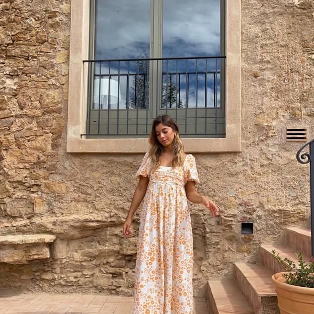 Este es el vestido viral del verano con estampado de flores que no paras de ver en la calle